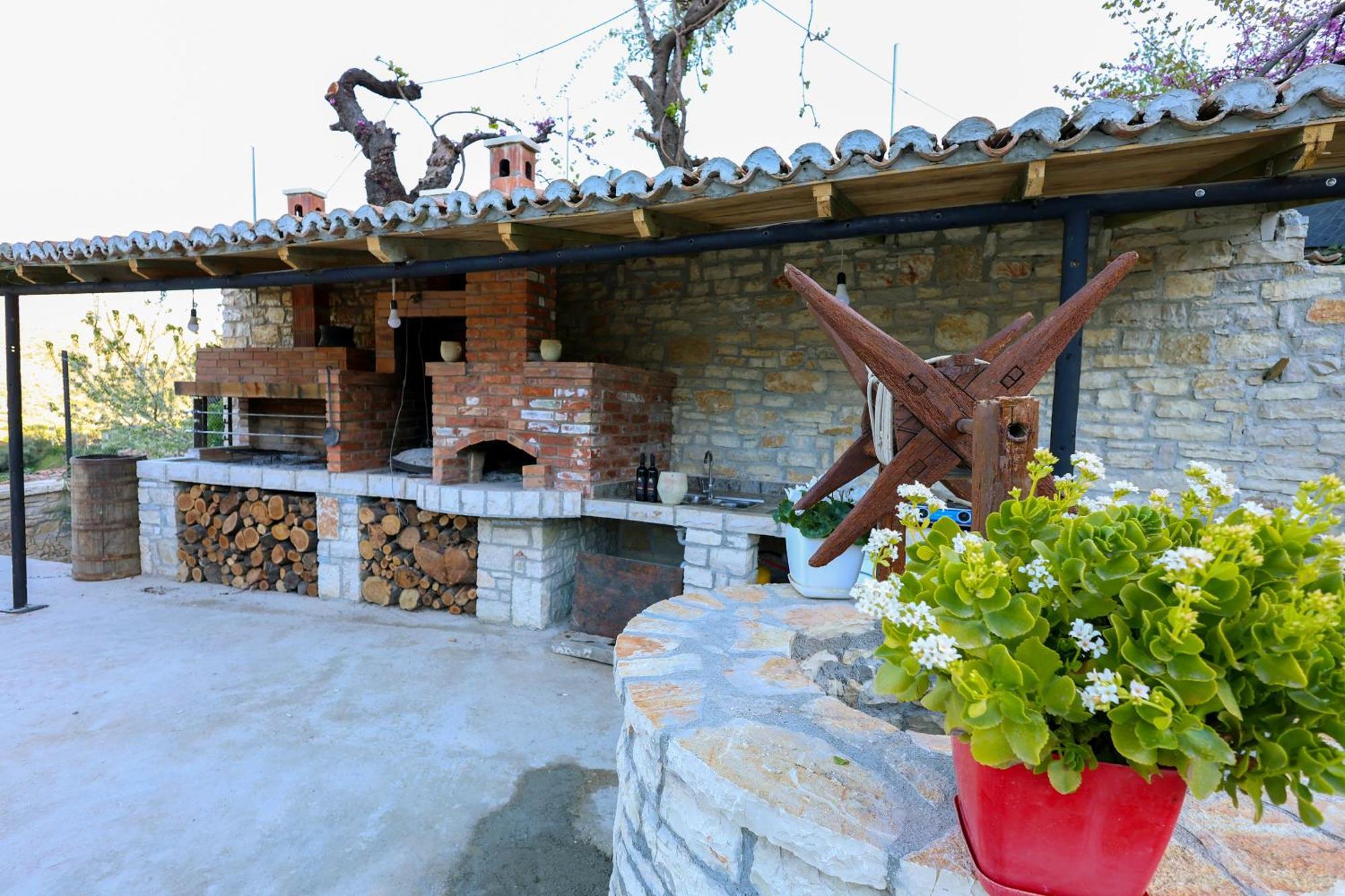 בראט Villa Shpiragu Village Experience מראה חיצוני תמונה