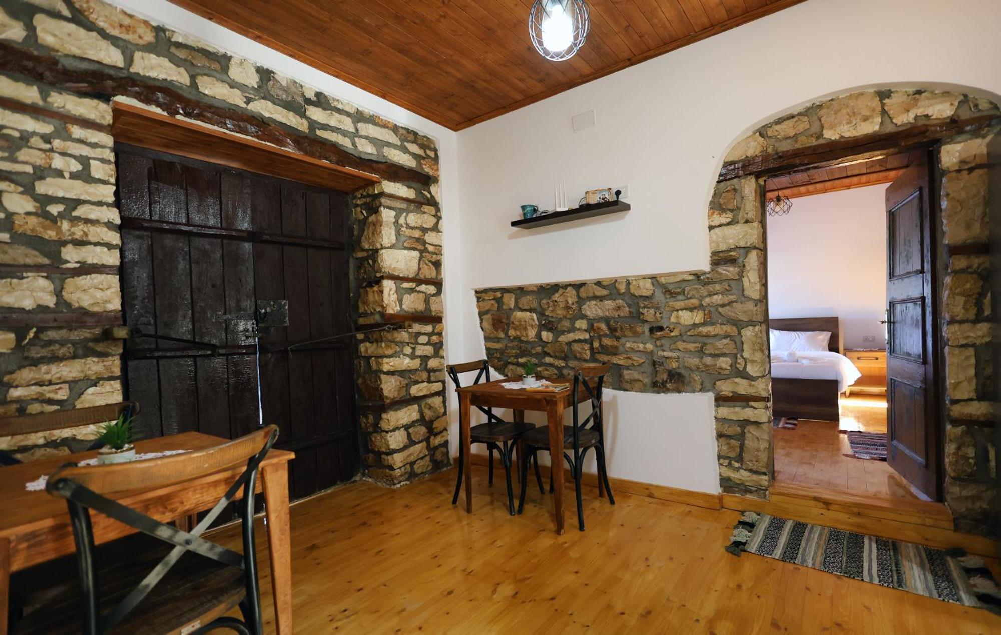 בראט Villa Shpiragu Village Experience מראה חיצוני תמונה