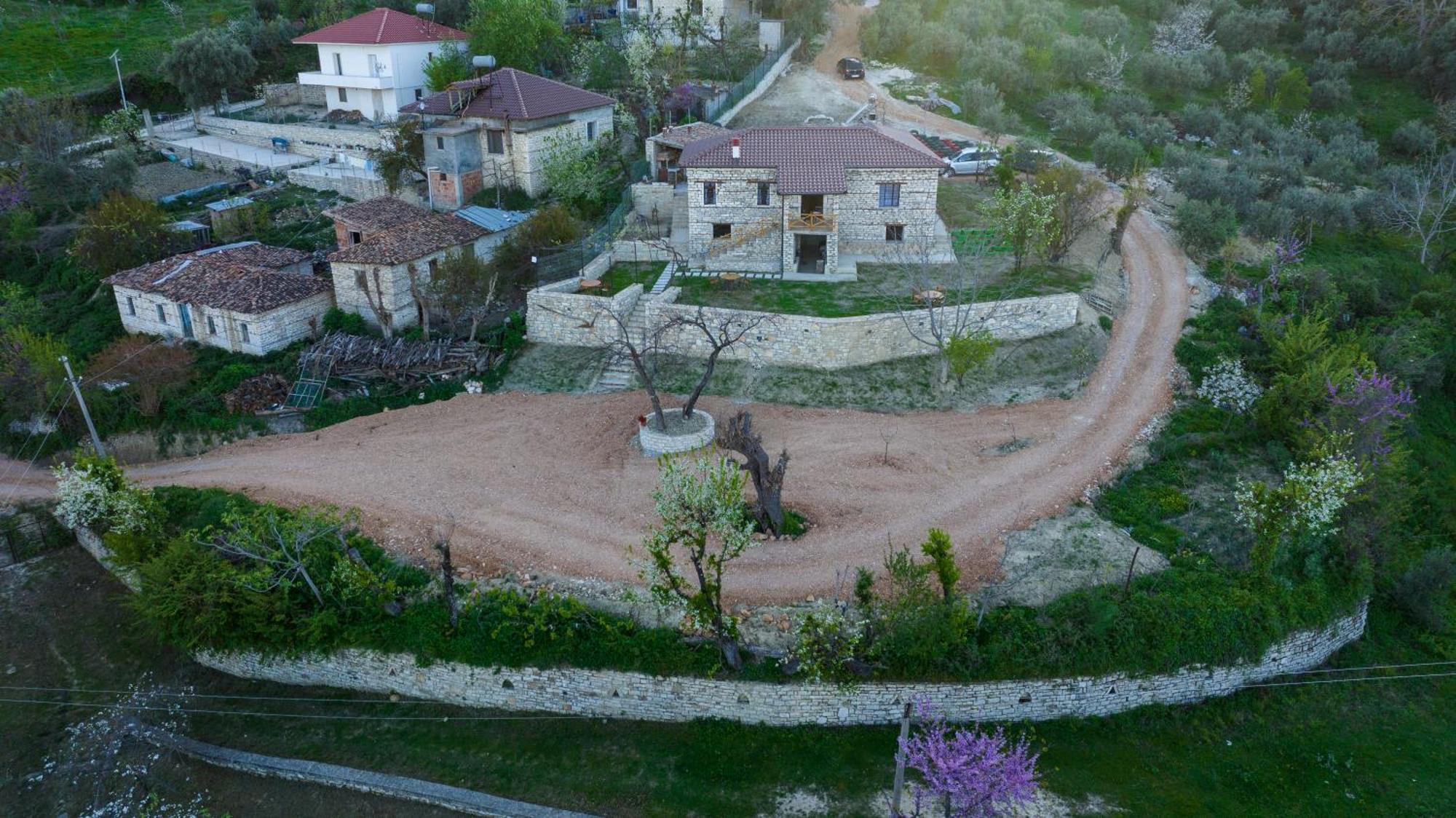בראט Villa Shpiragu Village Experience מראה חיצוני תמונה