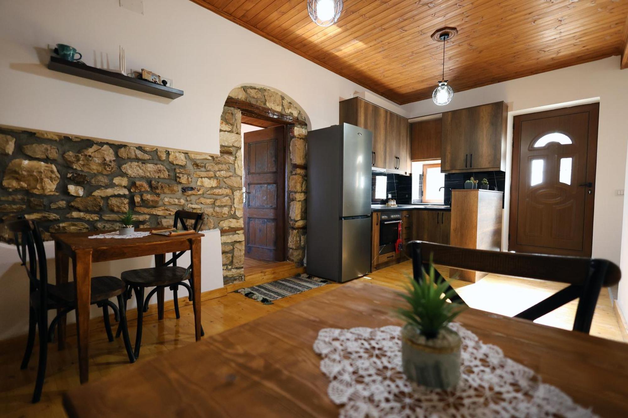 בראט Villa Shpiragu Village Experience מראה חיצוני תמונה