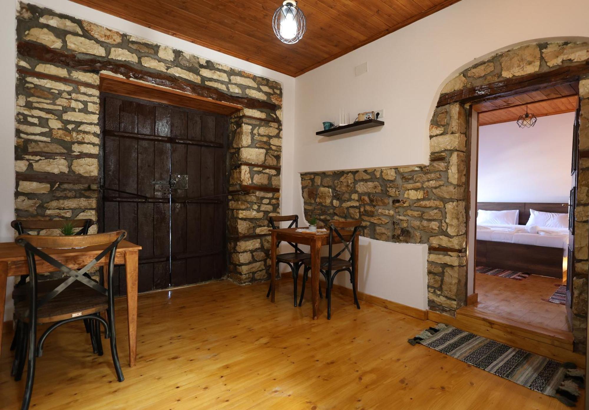 בראט Villa Shpiragu Village Experience מראה חיצוני תמונה