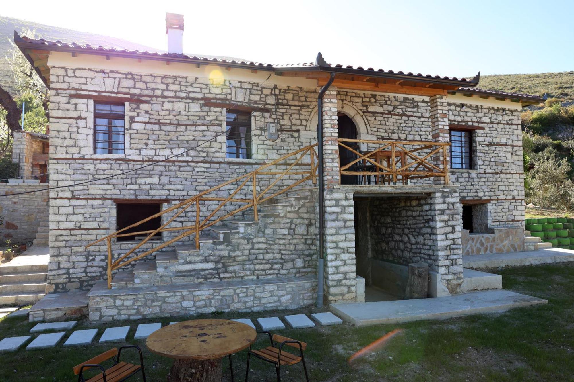 בראט Villa Shpiragu Village Experience מראה חיצוני תמונה