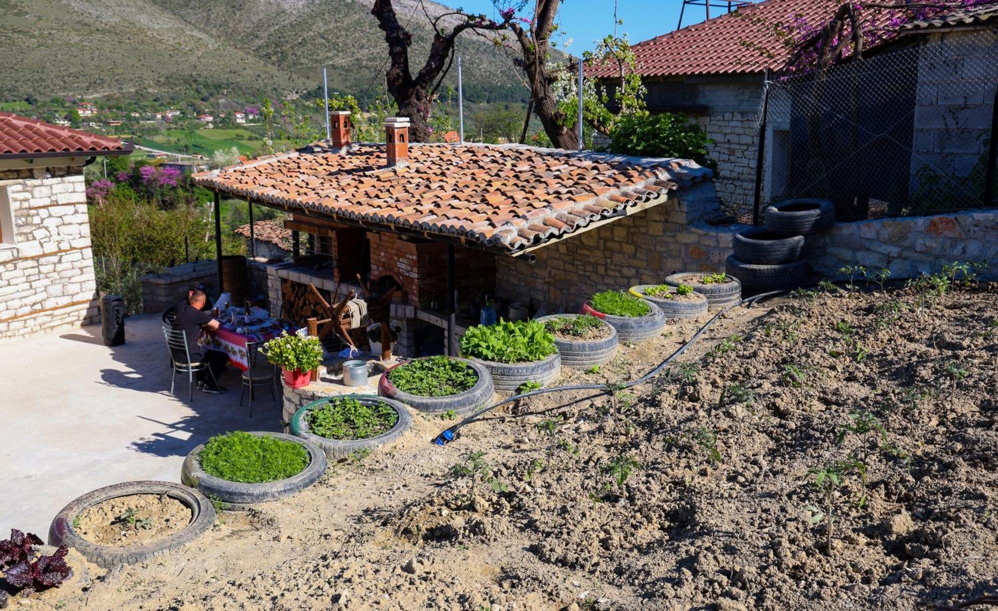 בראט Villa Shpiragu Village Experience מראה חיצוני תמונה