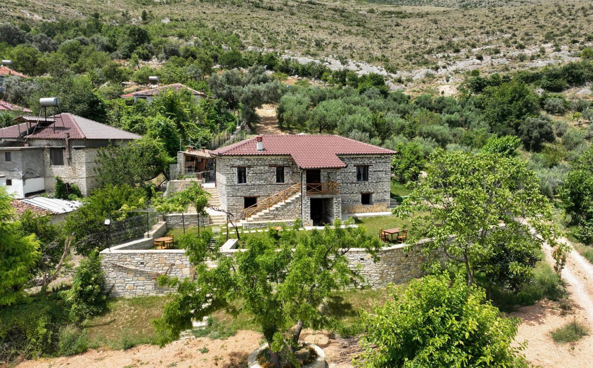 בראט Villa Shpiragu Village Experience מראה חיצוני תמונה