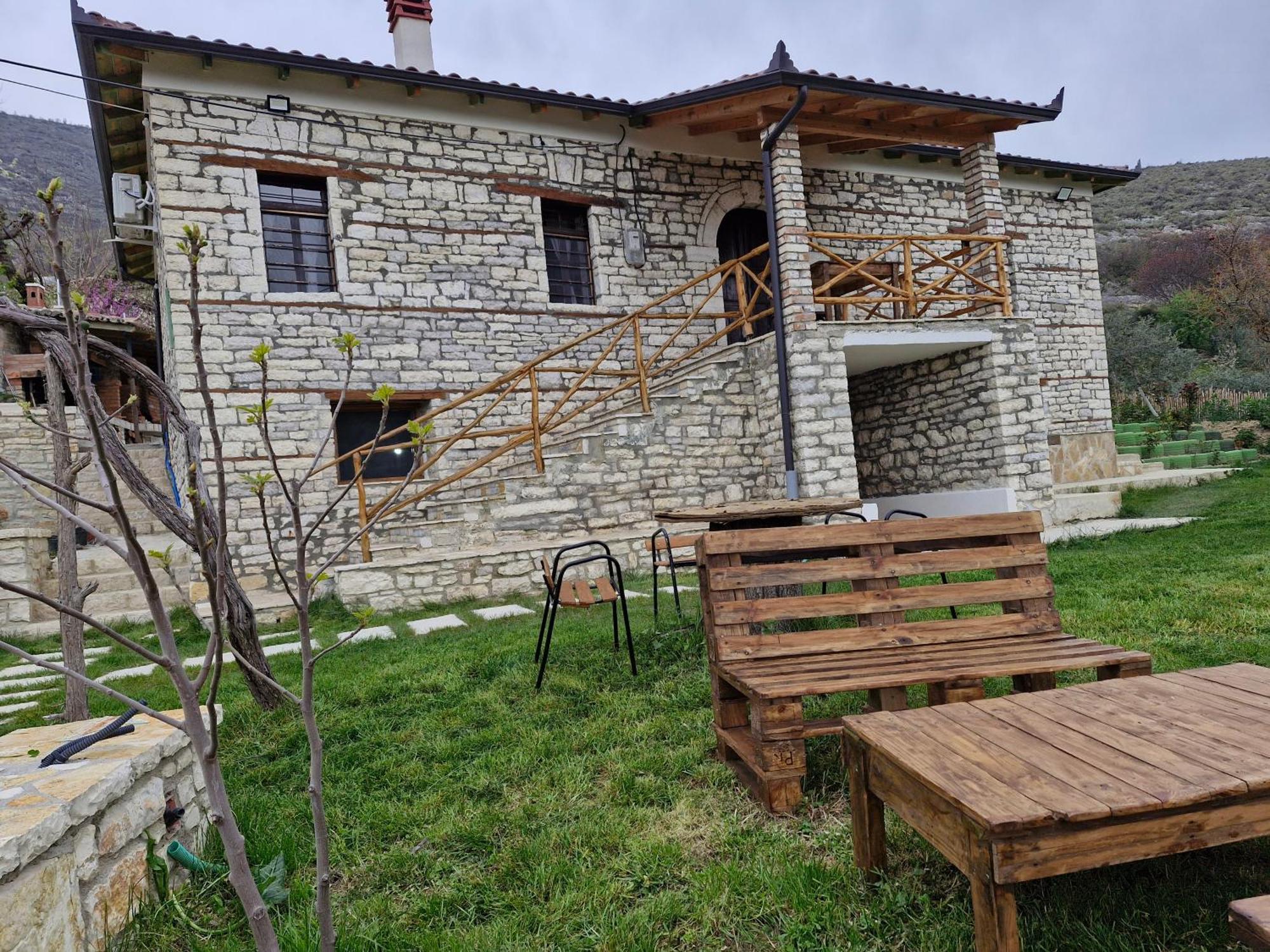 בראט Villa Shpiragu Village Experience מראה חיצוני תמונה