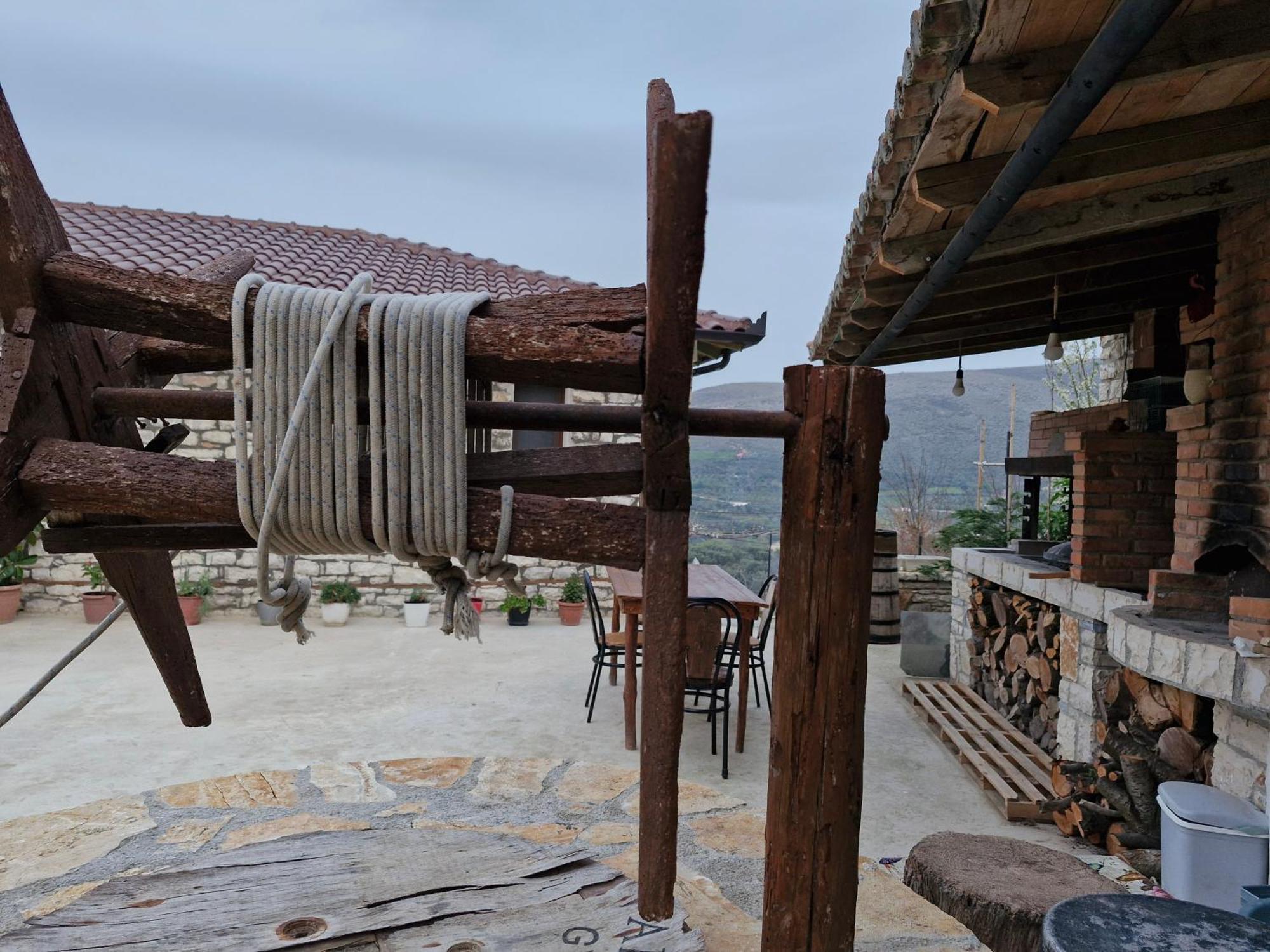 בראט Villa Shpiragu Village Experience מראה חיצוני תמונה