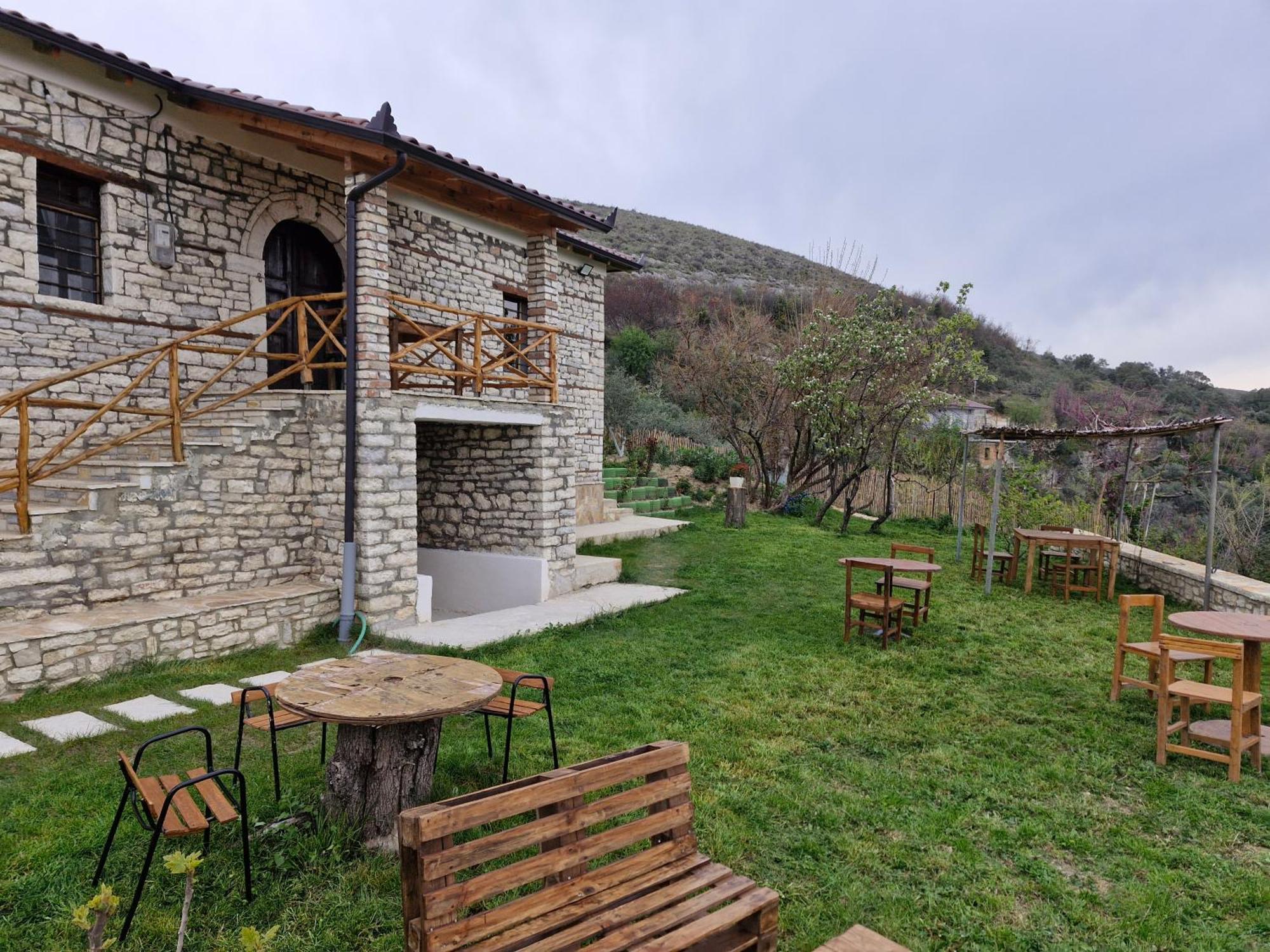 בראט Villa Shpiragu Village Experience מראה חיצוני תמונה