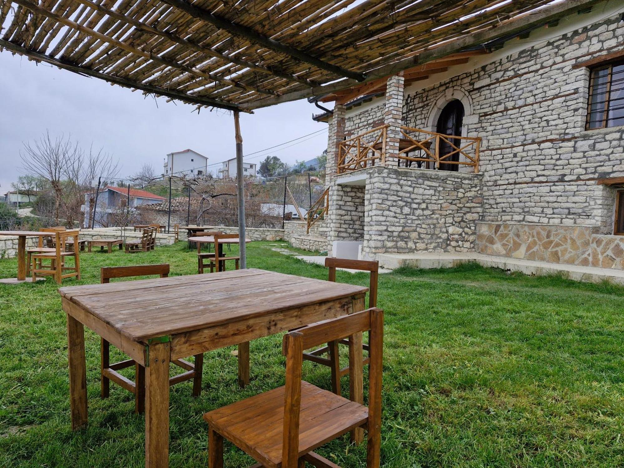 בראט Villa Shpiragu Village Experience חדר תמונה